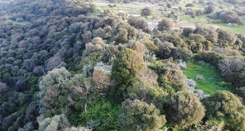 Nuraghe Ispiene – Visita libera al complesso nuragico principale, con vista panoramica sull’altopiano