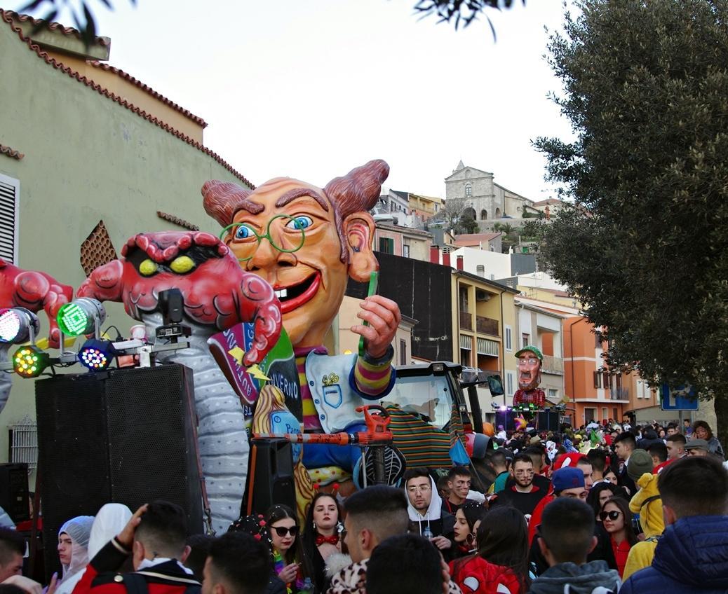 Sfilata dei carri allegorici di carnevale