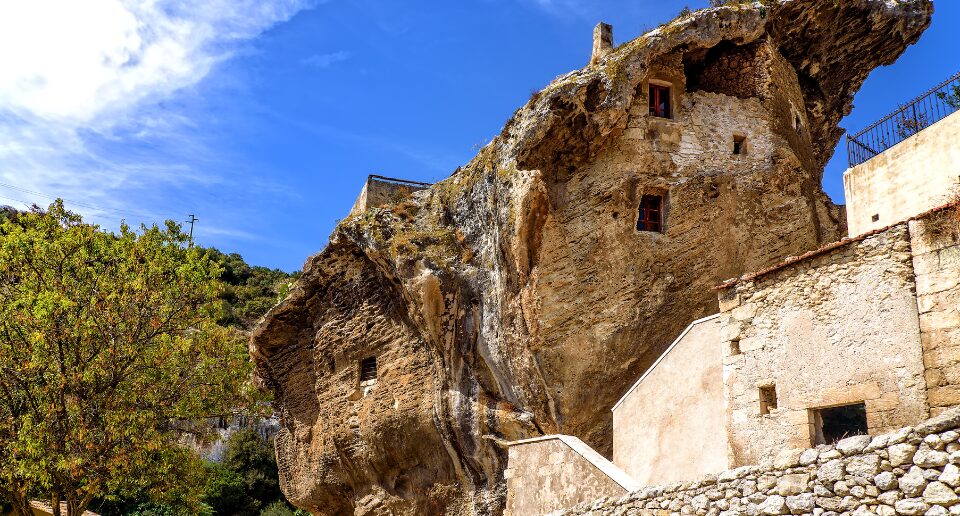 Sedini – Ruderi Chiesa Romanica di San Nicola di Silanis e Domus de Janas “La Rocca” 