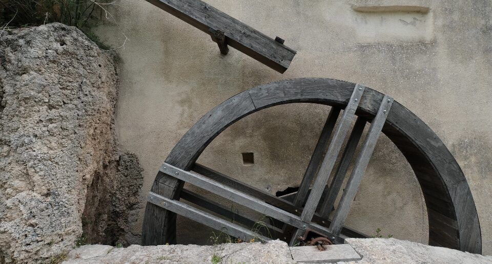 Tratto centrale del percorso: mulino comunale restaurato e antichi opifici lungo il corso d’acqua